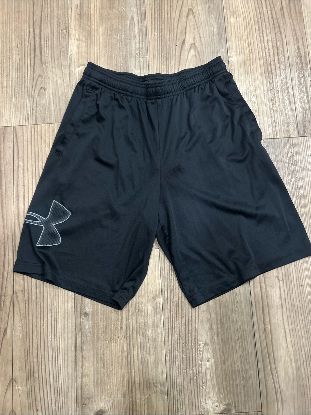 Under Armour Black Men’s Athletic Training Shorts with gray logo loose fit. Sz M